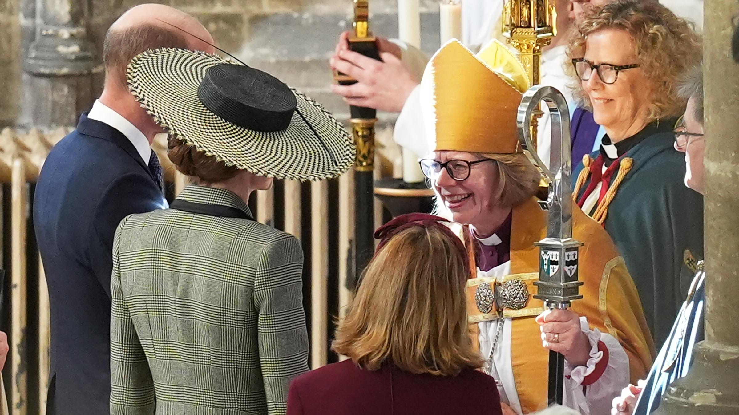 Prinzessin Kate mit XXL-Hut und Sarah Mullally mit dem Bischofsmitra des Erzbistums Canterbury.