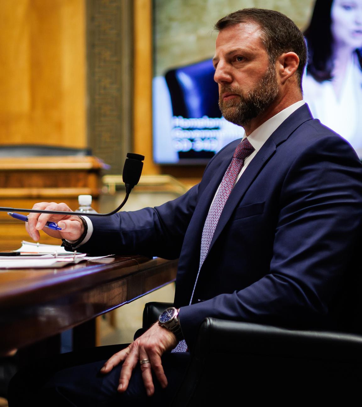 US-Senator Markwayne Mullin (Republikaner aus Oklahoma) sagt vor dem Senatsausschuss für innere Sicherheit während seiner Anhörung zur Bestätigung als nächster Minister für Innere Sicherheit.