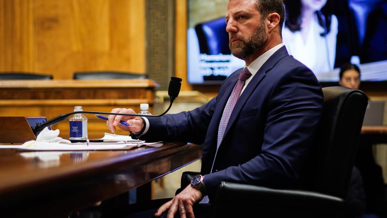 US-Senator Markwayne Mullin (Republikaner aus Oklahoma) sagt vor dem Senatsausschuss für innere Sicherheit während seiner Anhörung zur Bestätigung als nächster Minister für Innere Sicherheit.