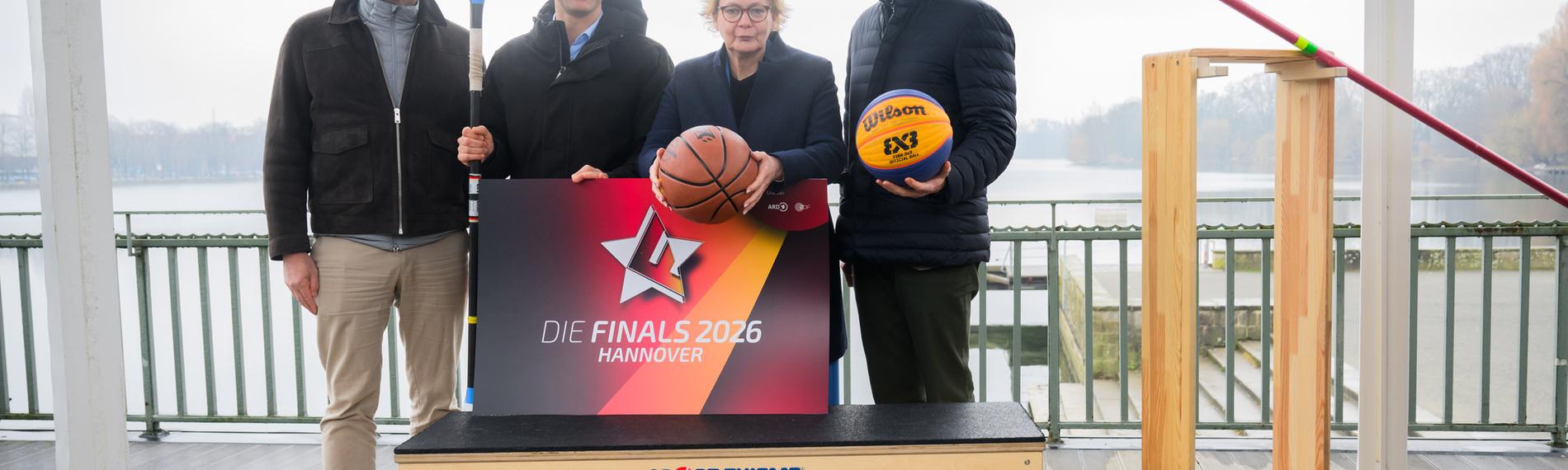 Hagen Boßdorf (l-r), Geschäftsführer «Die Finals», Steffen Krach (SPD), Regionspräsident, Daniela Behrens (SPD), Innenministerin Niedersachsen, und Belit Onay, Oberbürgermeister Hannover, stehen bei einer Pressekonferenz am Maschsee. 