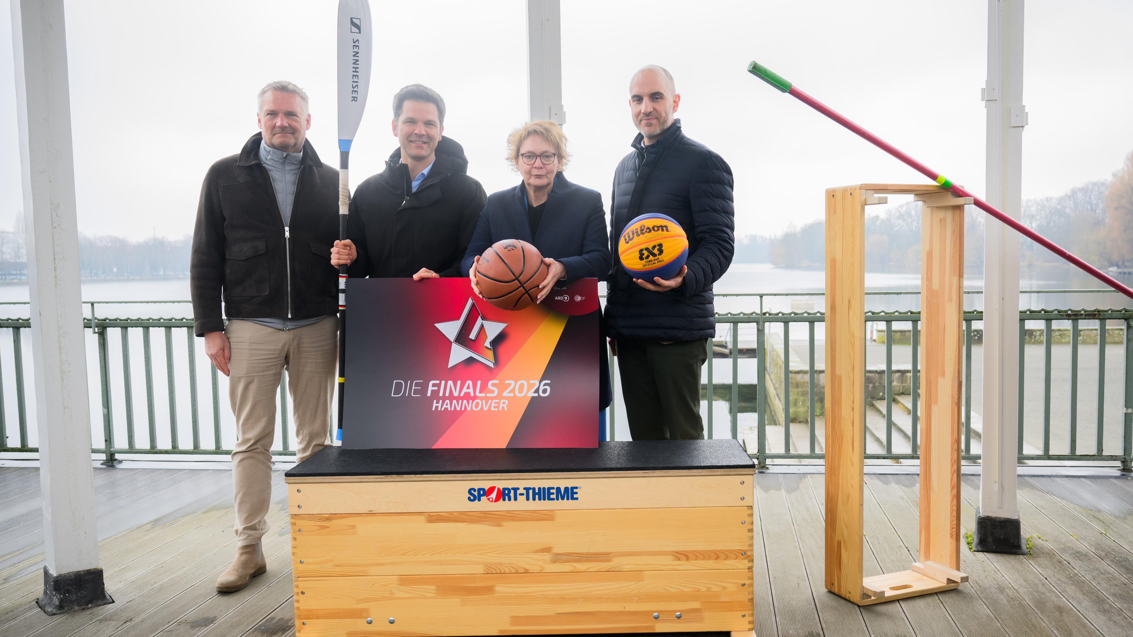 Hagen Boßdorf (l-r), Geschäftsführer «Die Finals», Steffen Krach (SPD), Regionspräsident, Daniela Behrens (SPD), Innenministerin Niedersachsen, und Belit Onay, Oberbürgermeister Hannover, stehen bei einer Pressekonferenz am Maschsee. 