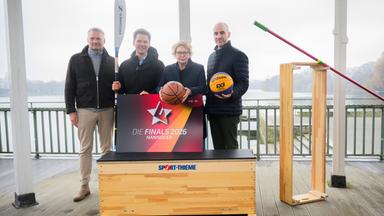Hagen Boßdorf (l-r), Geschäftsführer «Die Finals», Steffen Krach (SPD), Regionspräsident, Daniela Behrens (SPD), Innenministerin Niedersachsen, und Belit Onay, Oberbürgermeister Hannover, stehen bei einer Pressekonferenz am Maschsee. 