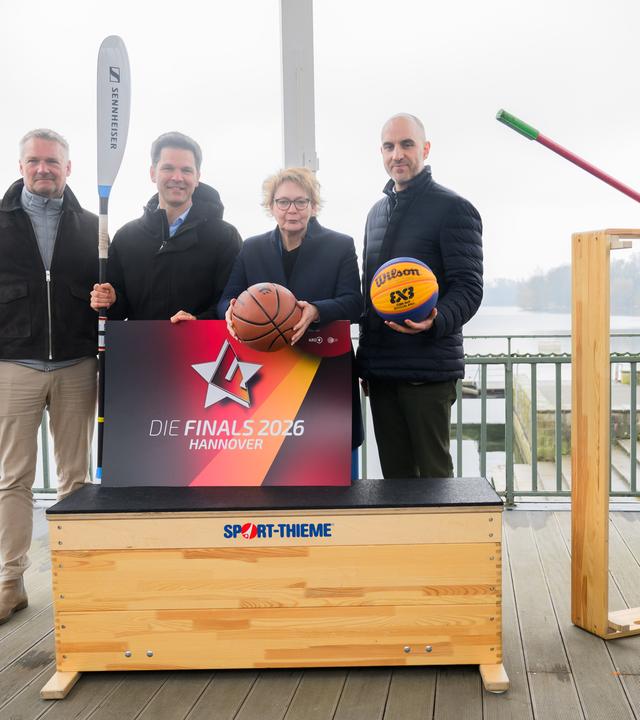 Hagen Boßdorf (l-r), Geschäftsführer «Die Finals», Steffen Krach (SPD), Regionspräsident, Daniela Behrens (SPD), Innenministerin Niedersachsen, und Belit Onay, Oberbürgermeister Hannover, stehen bei einer Pressekonferenz am Maschsee. 