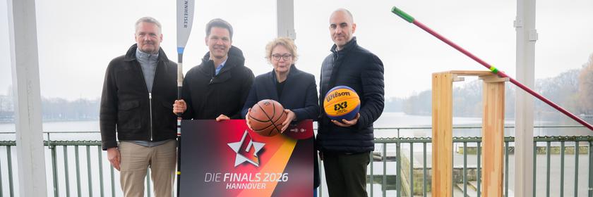 Hagen Boßdorf (l-r), Geschäftsführer «Die Finals», Steffen Krach (SPD), Regionspräsident, Daniela Behrens (SPD), Innenministerin Niedersachsen, und Belit Onay, Oberbürgermeister Hannover, stehen bei einer Pressekonferenz am Maschsee. 