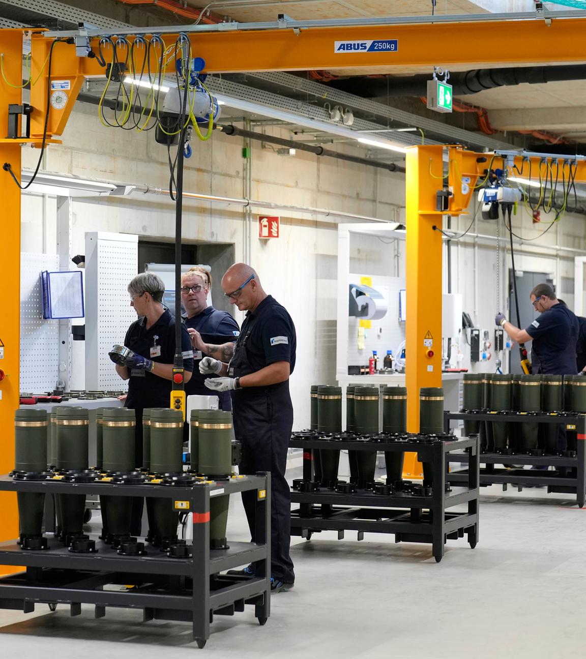 Mitarbeiter arbeiten während eines Testproduktionslaufs in einem neu errichteten Artilleriemunitionswerk des deutschen Waffenherstellers Rheinmetall in Unterlüß.