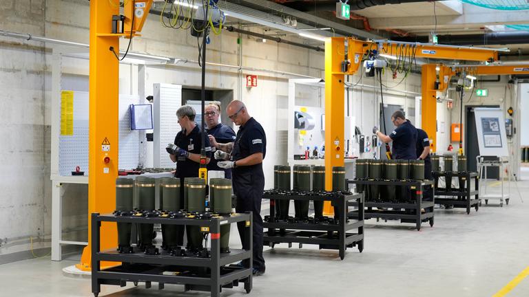 Mitarbeiter arbeiten während eines Testproduktionslaufs in einem neu errichteten Artilleriemunitionswerk des deutschen Waffenherstellers Rheinmetall in Unterlüß.