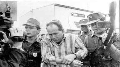 Humberto Munoz Castro wird von der kolumbianischen Polizei abgeführt. Später wird er wegen des Mordes an Andres Escobar zu 43 Jahren Haft verurteilt, kommt aber nach elf Jahren wegen guter Führung frei.