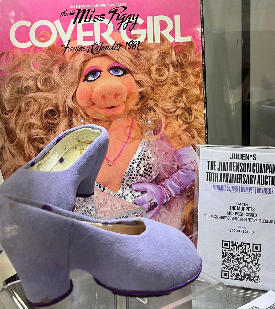 Miss Piggy-Kalender 1981 und ihre Filmschuhe aus „The Great Muppet Caper“ bei der Vorschau zur Jim Henson-Auktionsveranstaltung in Gardena, Kalifornien.