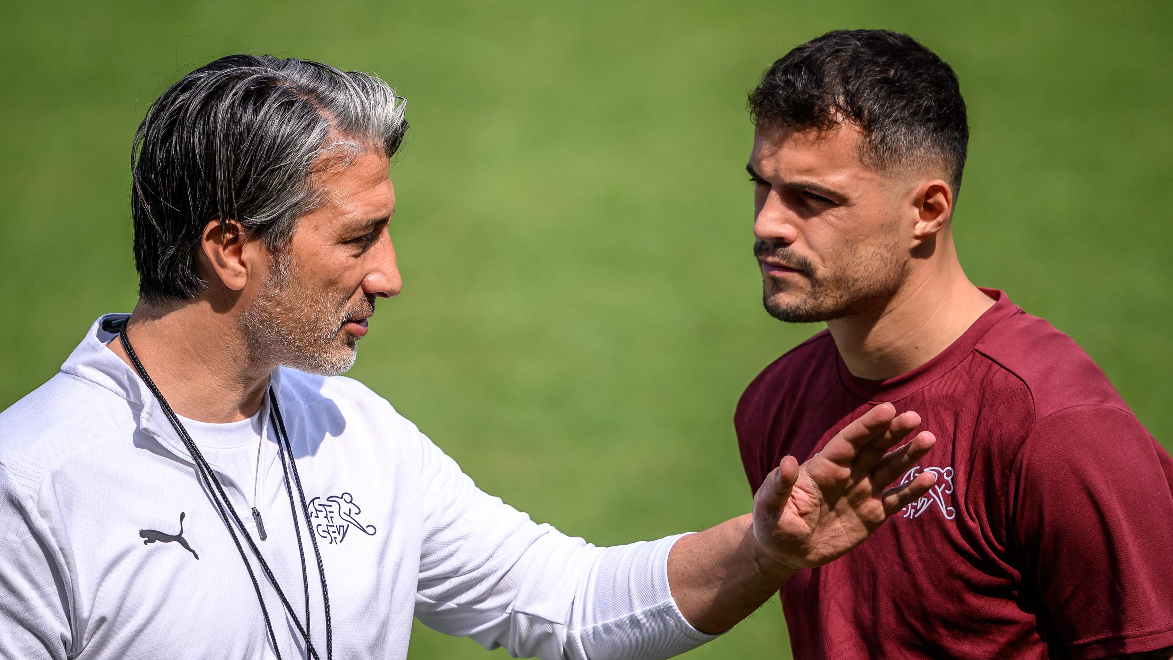 Schweizer Trainer Murat Yakin (l) und Schweizer Mittelfeldspieler Granit Xhaka
