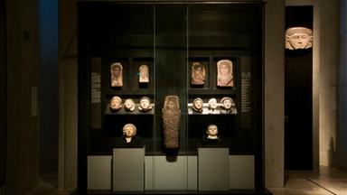 Ein Blick auf die Kindermumie im Raum "Jenseitsglaube" des Staatlichen Museums für Ägyptische Kunst in München.