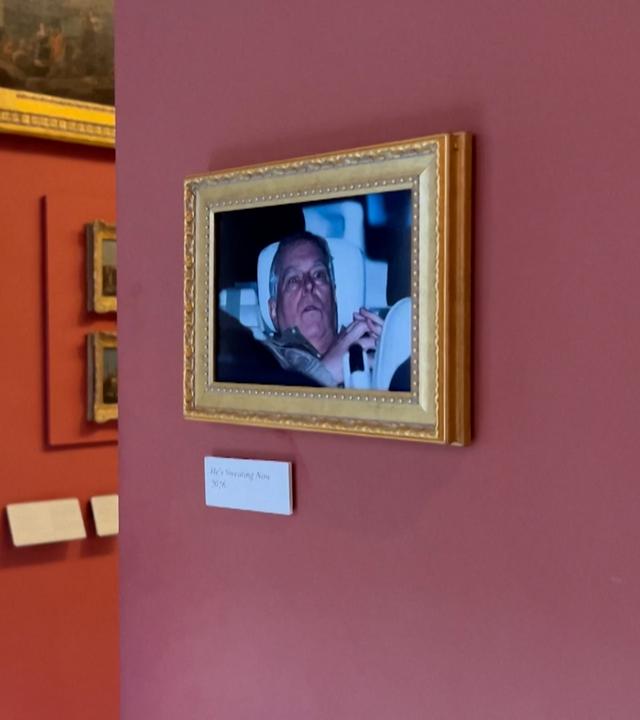 Bild von Ex-Prinz Andrew im Louvre aufhängt