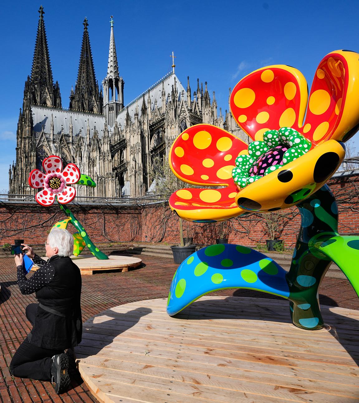 Kunst des Museum Ludwigs vor dem Kölner Dom