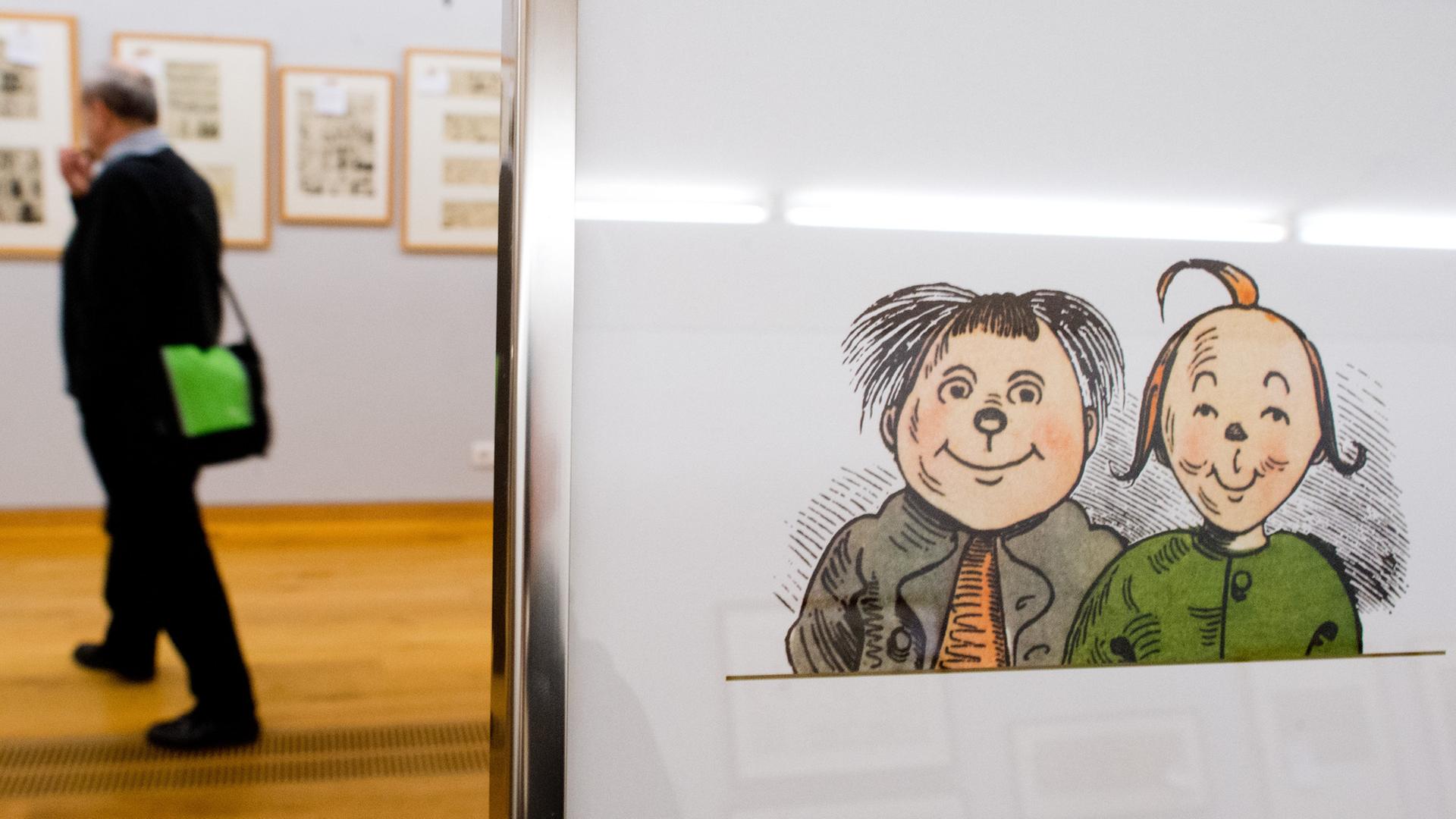 Archiv: Ein Mann geht am 14.02.2014 durch das Museum Wilhelm Busch in Hannover (Niedersachsen) vorbei an einer Zeichnung von Max und Moritz. 