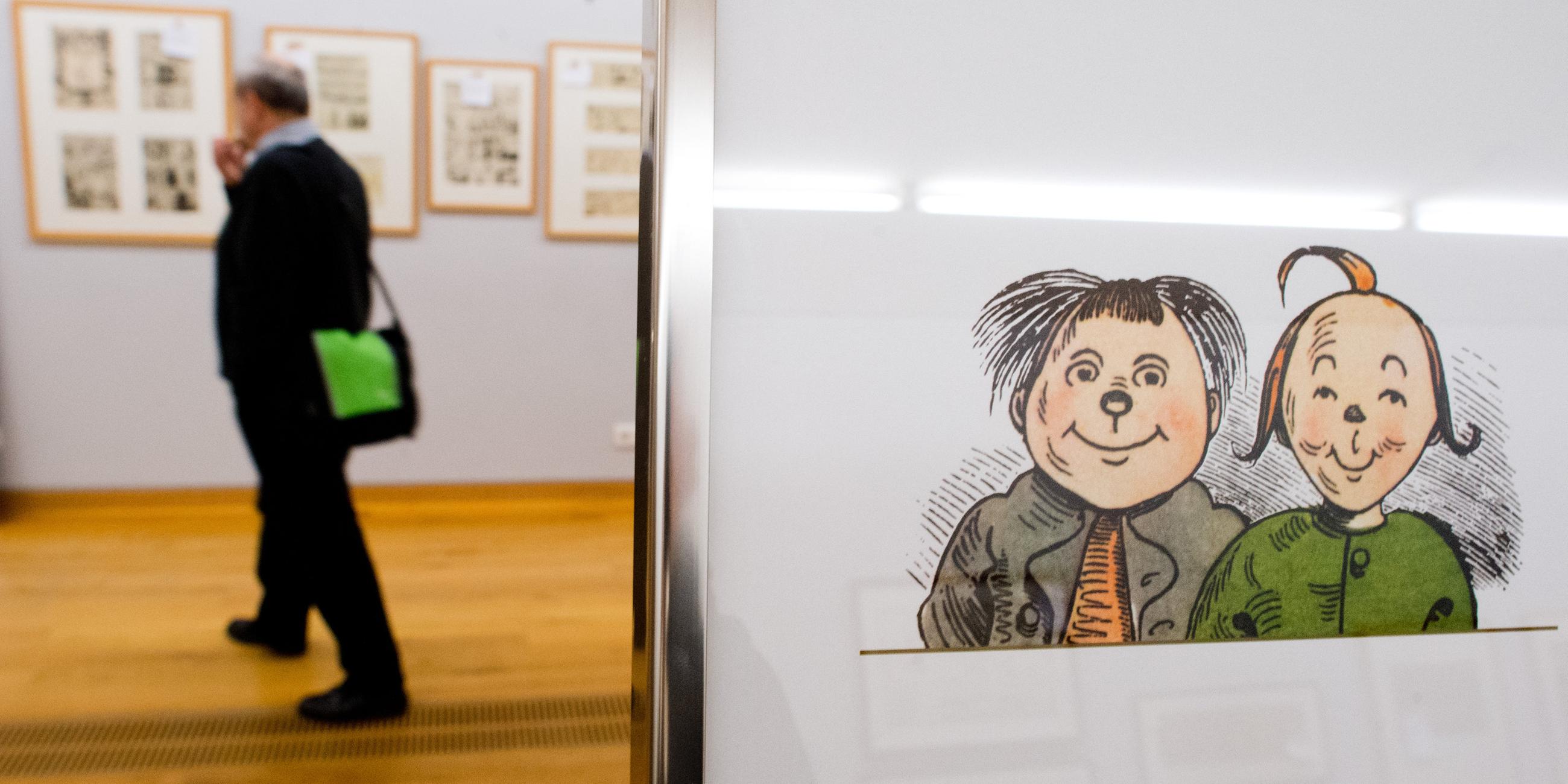 Archiv: Ein Mann geht am 14.02.2014 durch das Museum Wilhelm Busch in Hannover (Niedersachsen) vorbei an einer Zeichnung von Max und Moritz. 