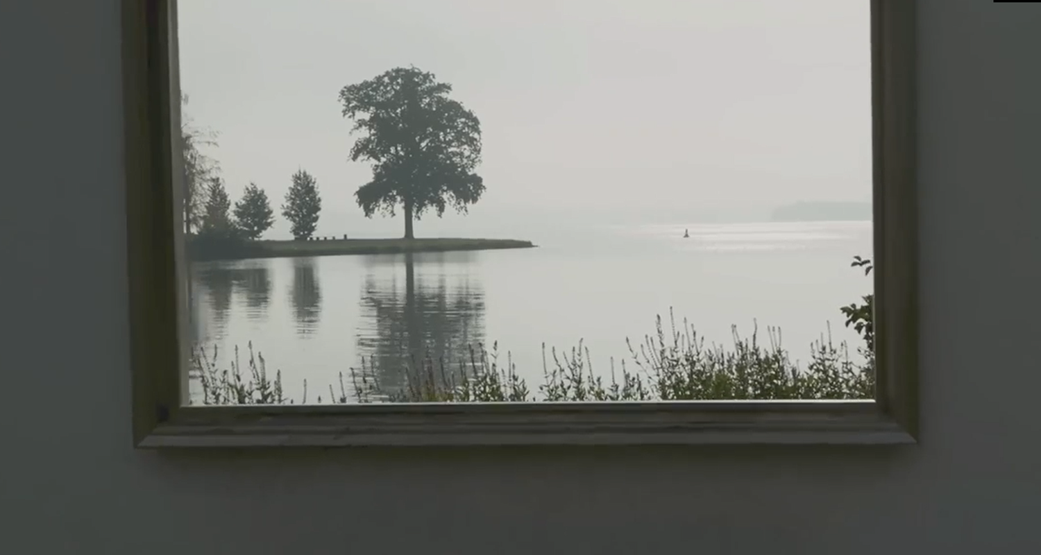 Das Bild zeigt das Museum Schwerin, ein altes Gebäude in griechischem Säulenstil, und Umgebung von außen