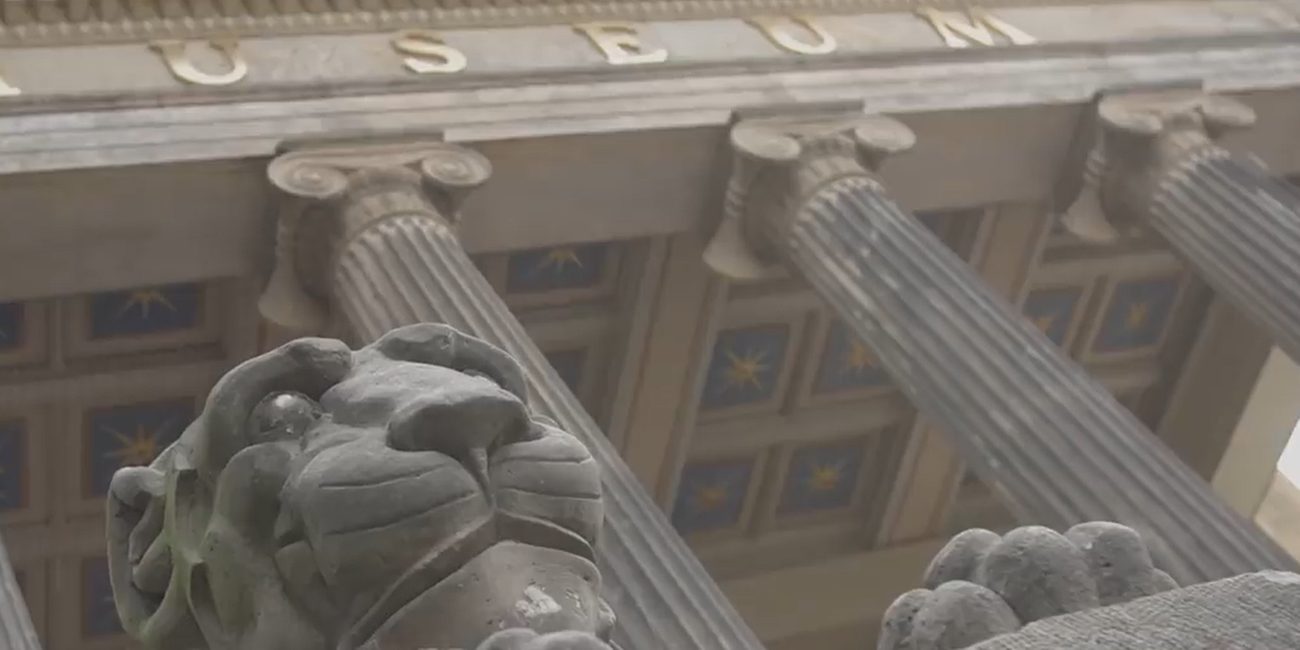 Das Bild zeigt das Museum Schwerin, ein altes Gebäude in griechischem Säulenstil, und Umgebung von außen