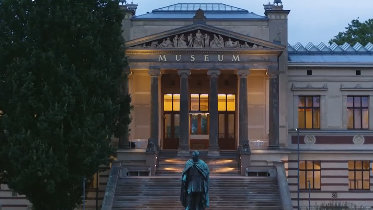 Das Bild zeigt das Museum Schwerin, ein altes Gebäude in griechischem Säulenstil, und Umgebung von außen
