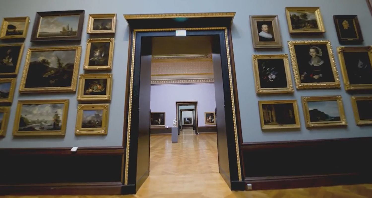 Das Bild zeigt das Museum Schwerin, ein altes Gebäude in griechischem Säulenstil, und Umgebung von außen