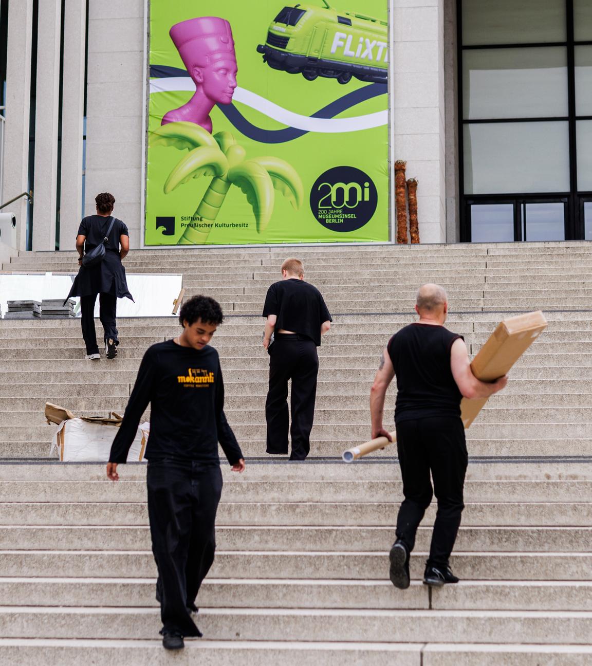 Mitarbeiter einer Dekorations-Firma tragen Dekorationen des Design- Studios bei der Vorbereitung vom "Inselfest" zum Jubiläum "200 Jahre Museumsinsel Berlin". 
