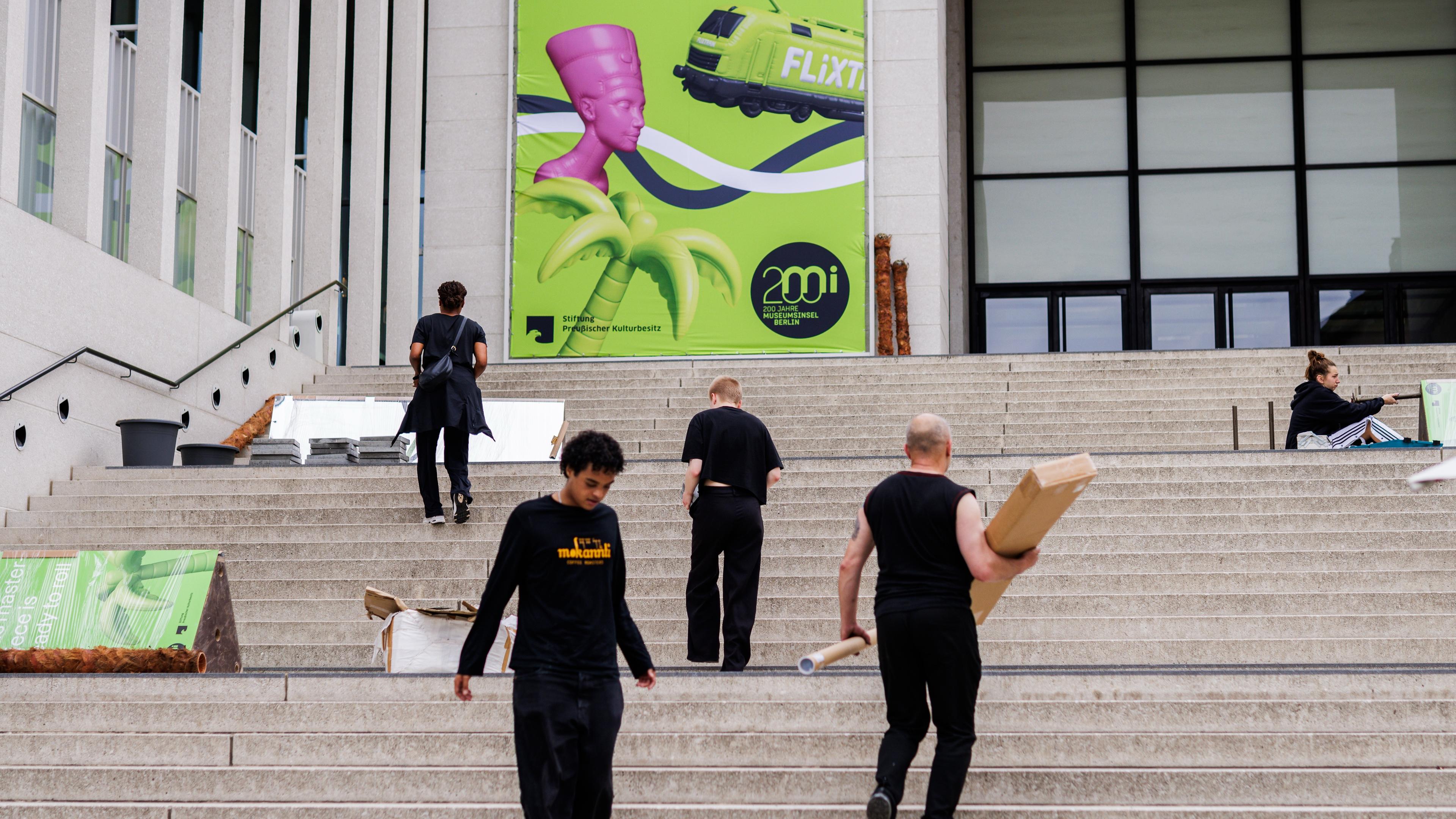 Mitarbeiter einer Dekorations-Firma tragen Dekorationen des Design- Studios bei der Vorbereitung vom "Inselfest" zum Jubiläum "200 Jahre Museumsinsel Berlin". 