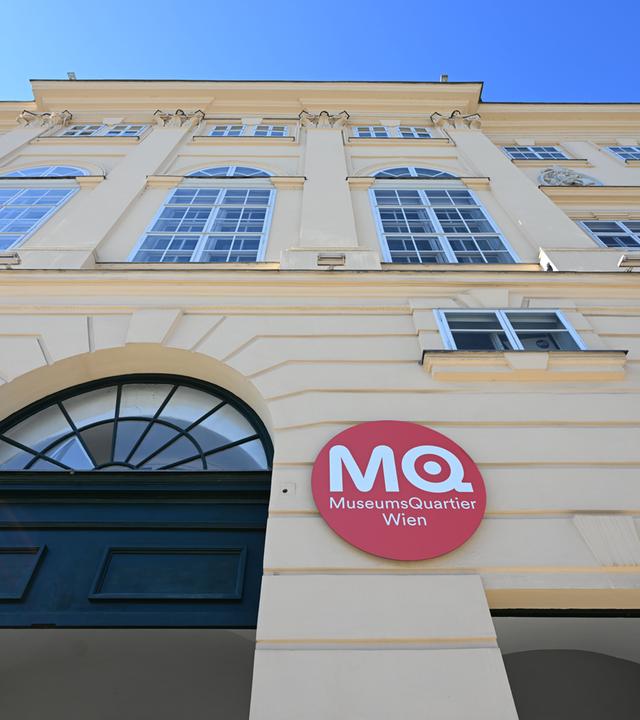 Die Häuserfassade des Eingangs zum Wiener MuseumsQuartier.