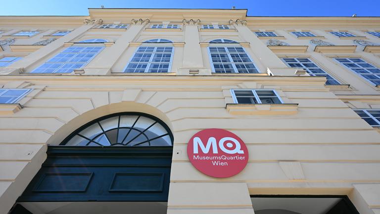 Die Häuserfassade des Eingangs zum Wiener MuseumsQuartier.