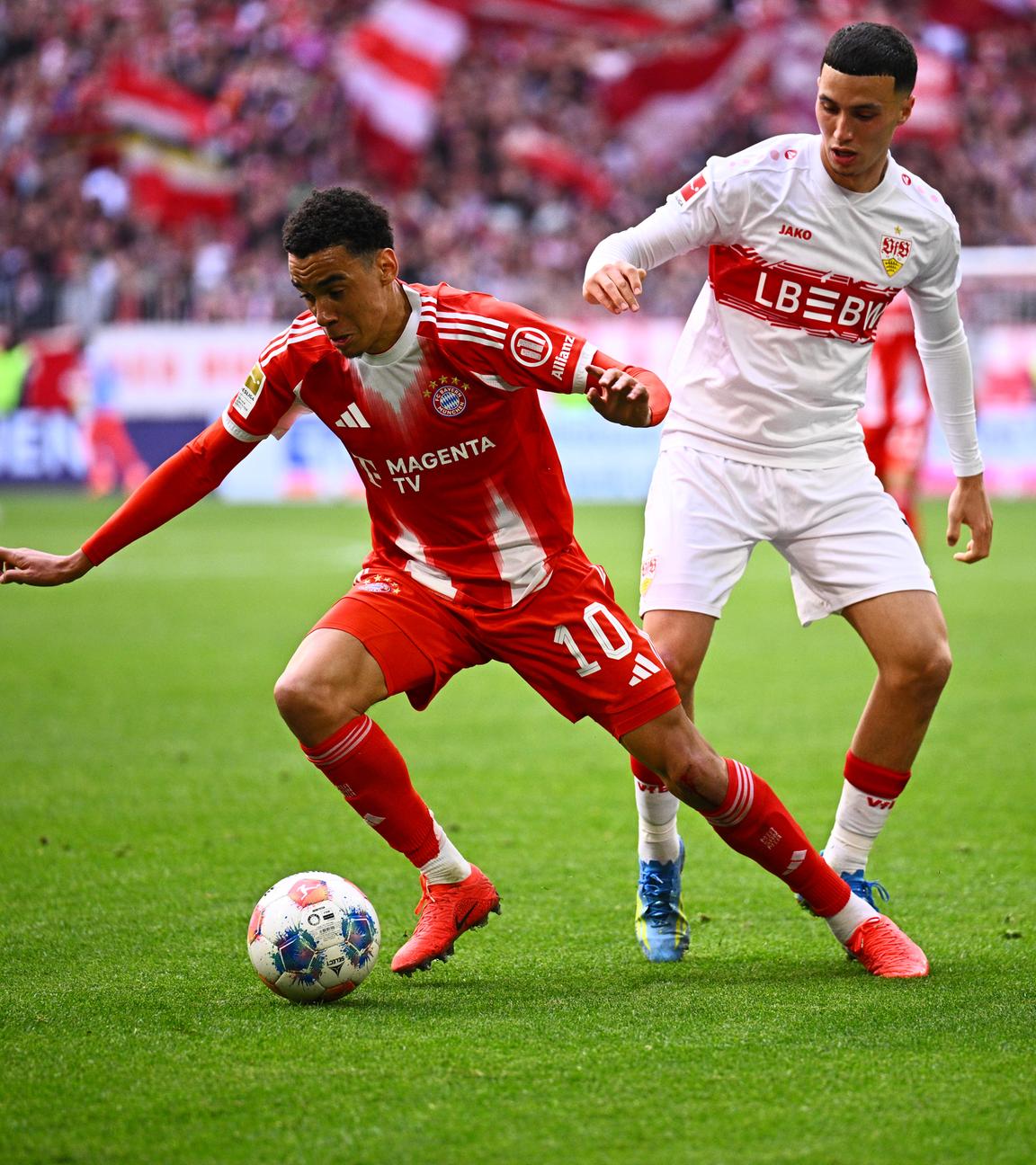 Jamal Musiala (links, Bayern München) umspielt die Stuttgarter Bilal El Khannouss (Mitte) und Finn Jeltsch