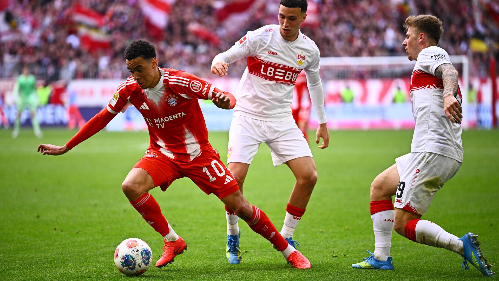 Jamal Musiala (links, Bayern München) umspielt die Stuttgarter Bilal El Khannouss (Mitte) und Finn Jeltsch