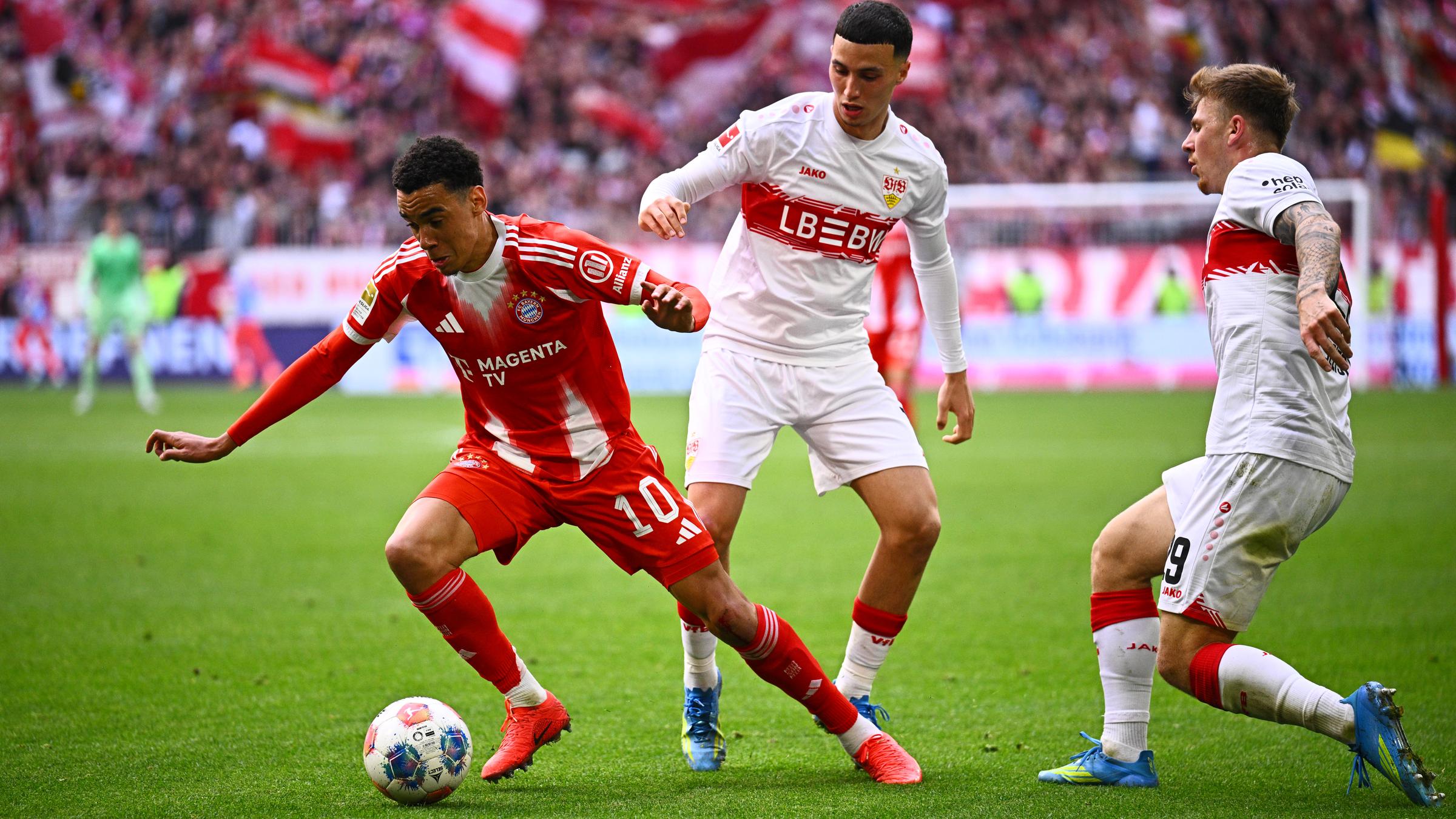 Jamal Musiala (links, Bayern München) umspielt die Stuttgarter Bilal El Khannouss (Mitte) und Finn Jeltsch