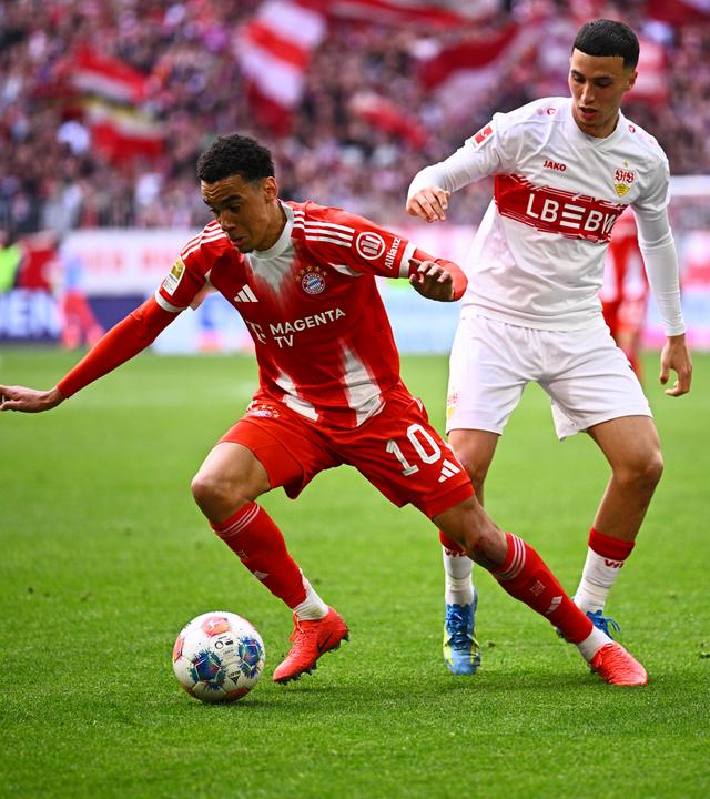 Jamal Musiala (links, Bayern München) umspielt die Stuttgarter Bilal El Khannouss (Mitte) und Finn Jeltsch
