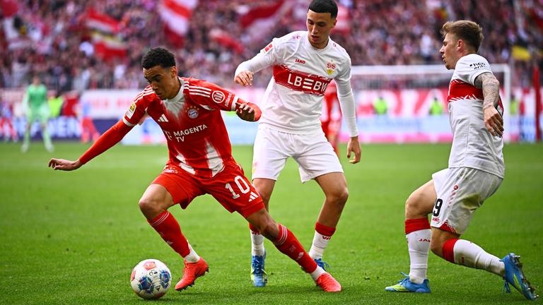 Jamal Musiala (links, Bayern München) umspielt die Stuttgarter Bilal El Khannouss (Mitte) und Finn Jeltsch