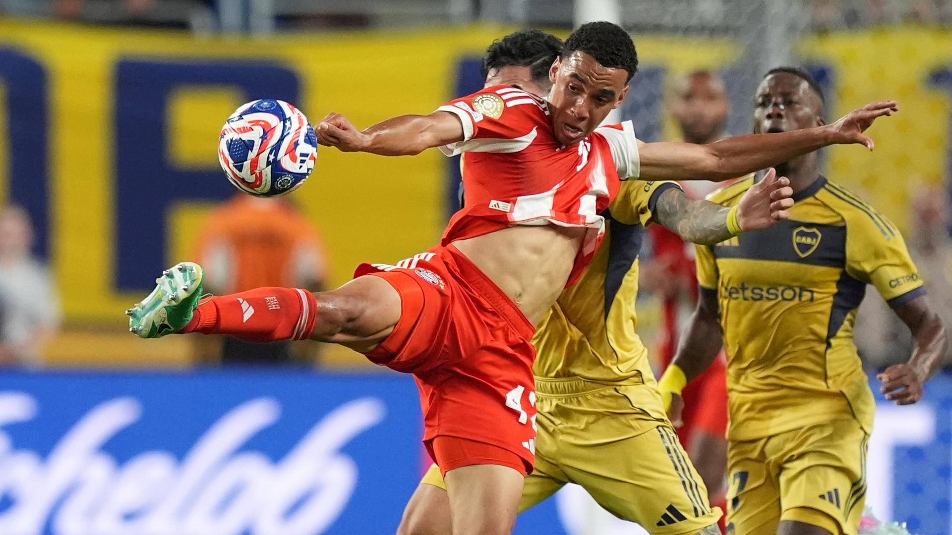 Bayern-Star Jamal Musiala setzt sich gegen Boca-Spieler Lautaro Di Lollo durch.
