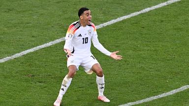Deutschlands Jamal Musiala reklamiert. 
