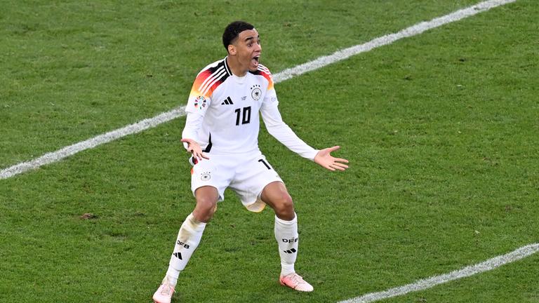 Deutschlands Jamal Musiala reklamiert. 