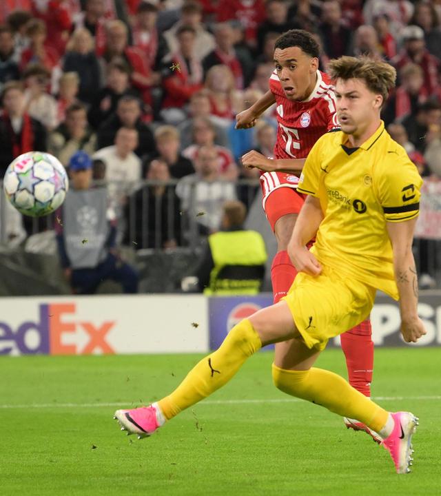 Der deutsche Offensivspieler Jamal Musiala erzielt das 1:0 für den FC Bayern München in der Champions League Partie gegen FK Bodö/Glimt
