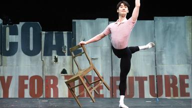 Koreanischer Schauspieler Lim Sun-Woo tanzt im Musical "Billy Elliot"
