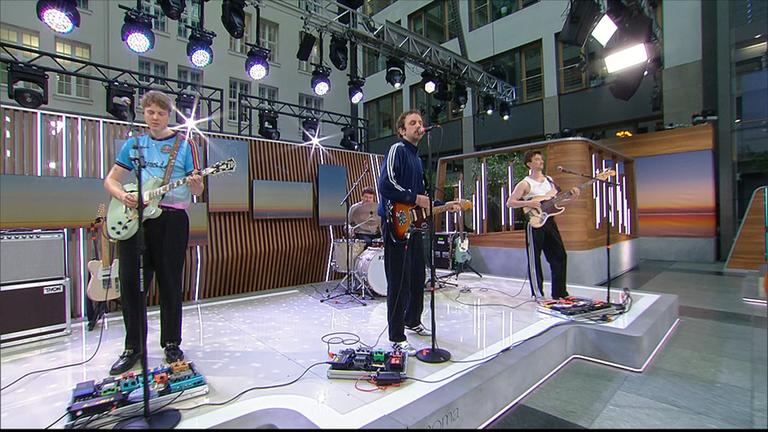 EASY EASY: "Junge Hunde"