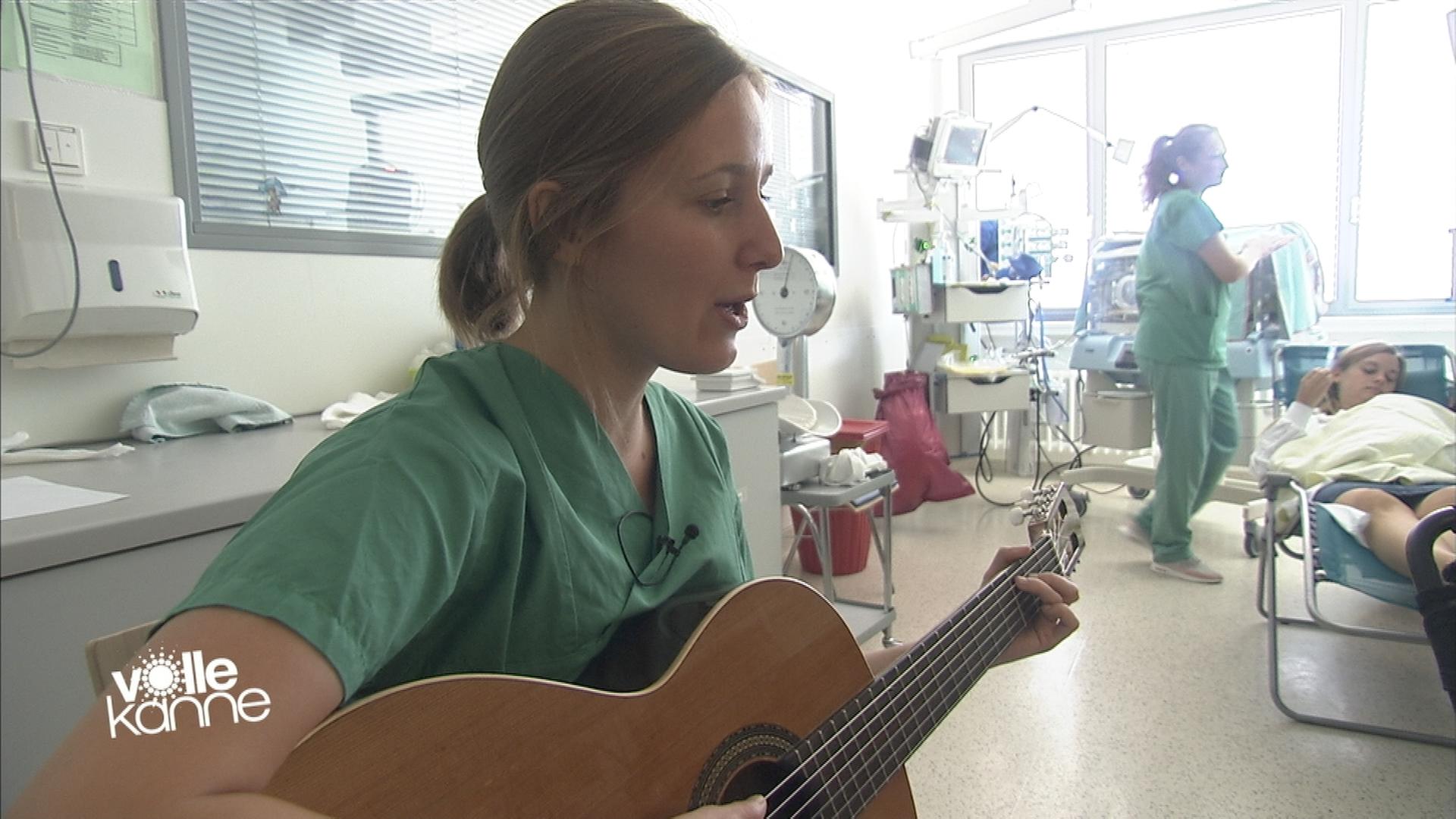 Musiktherapeutin spielt Gitarre auf Frühchenstation..