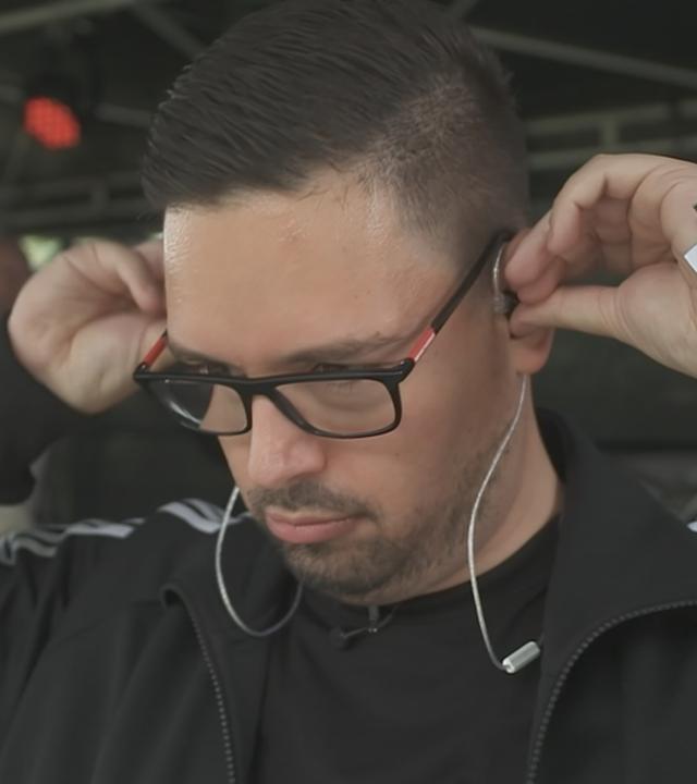 Matthias Kneifeld zieht Kopfhörer an