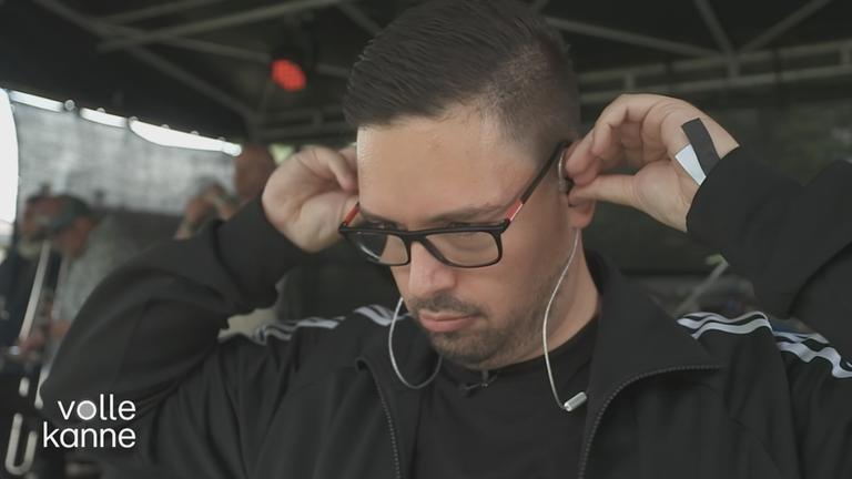 Matthias Kneifeld zieht Kopfhörer an