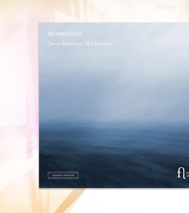 Auf dem Cover des Musikalbums sieht man die Illustration eines Meeres im Nebel.