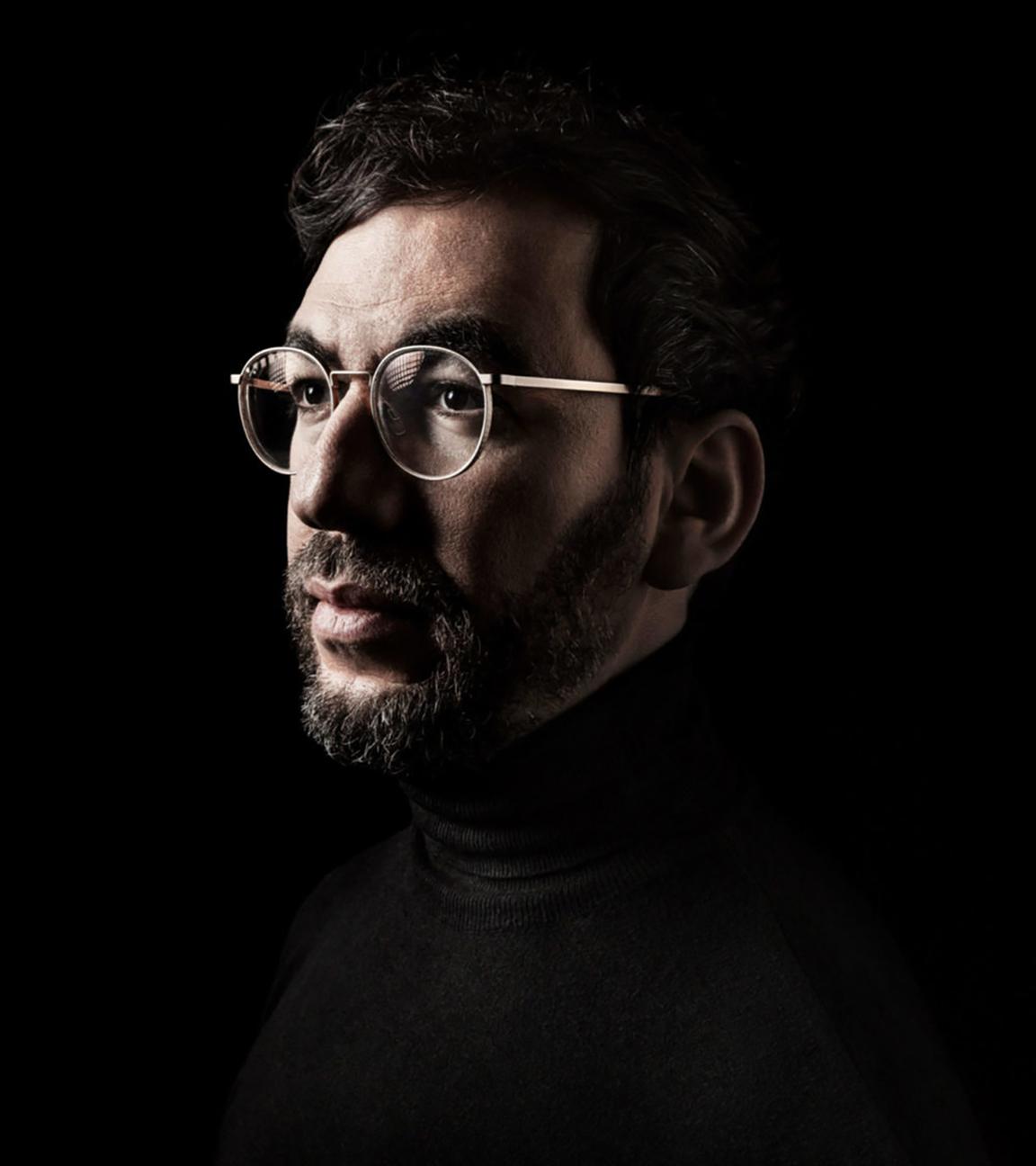 Man sieht das Gesicht eines Mannes mit Brille.