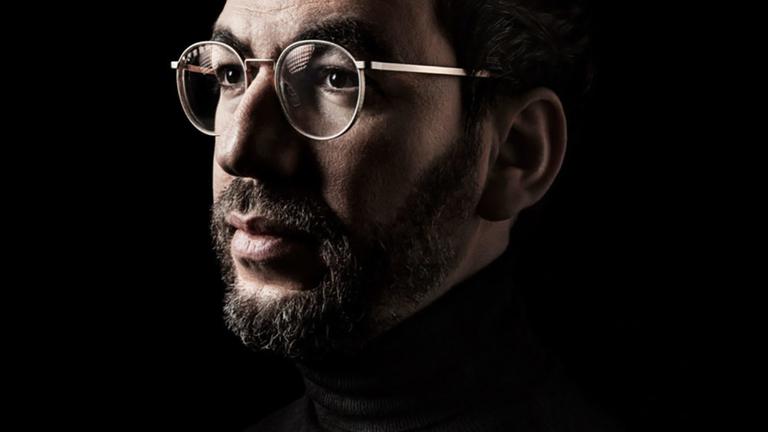 Man sieht das Gesicht eines Mannes mit Brille.