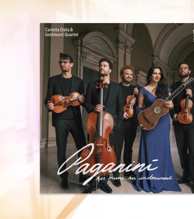 Auf dem Cover des Musikalbums sieht man ein Ensemble, das klassische Musikinstrumente in den Händen hält.
