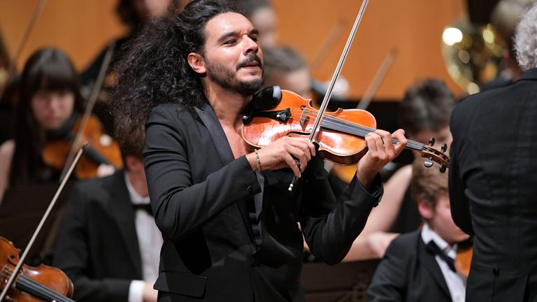 Ein Mann spielt Geige.