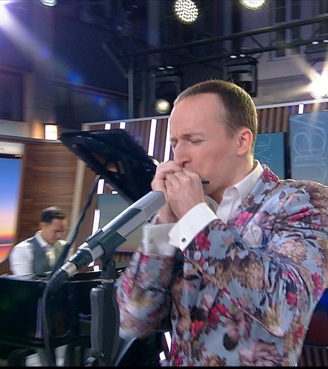 Reinfeld & Nuss - "Santa Baby"