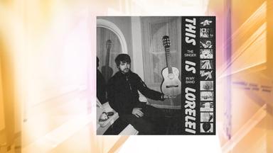 Auf dem Plattencover sieht man eine Schwarz-Weiss-Fotografie, die einen sitzenden Mann mit Gitarre zeigt.