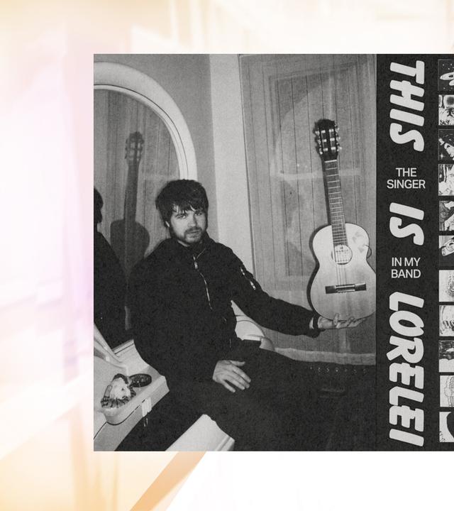 Auf dem Plattencover sieht man eine Schwarz-Weiss-Fotografie, die einen sitzenden Mann mit Gitarre zeigt.