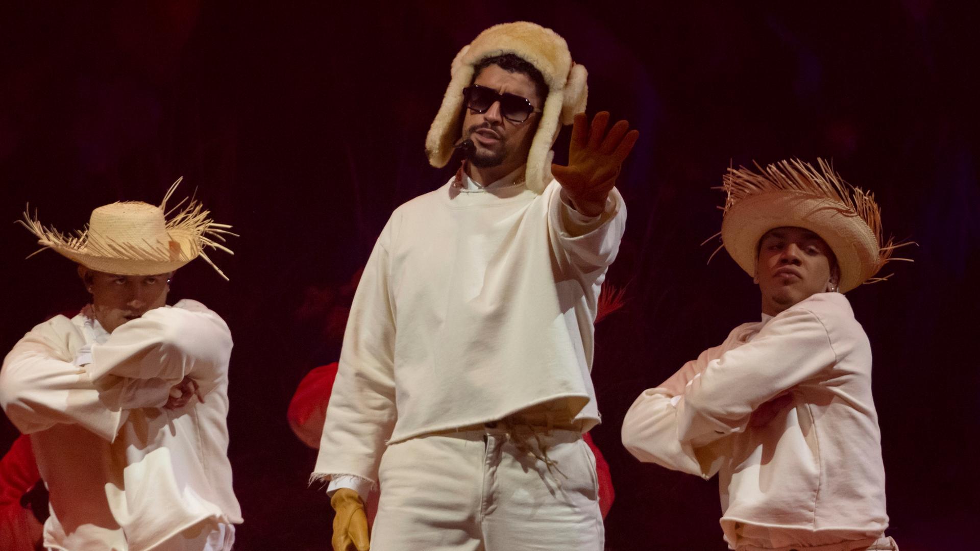 Bad Bunny tritt, zwischen zwei Tänzern, während des Abschlusskonzerts seiner Sommerresidenz in seiner Heimat im Coliseo de Puerto Rico Jose Miguel Agrelot in San Juan, Puerto Rico, am 20.09.2025, auf.