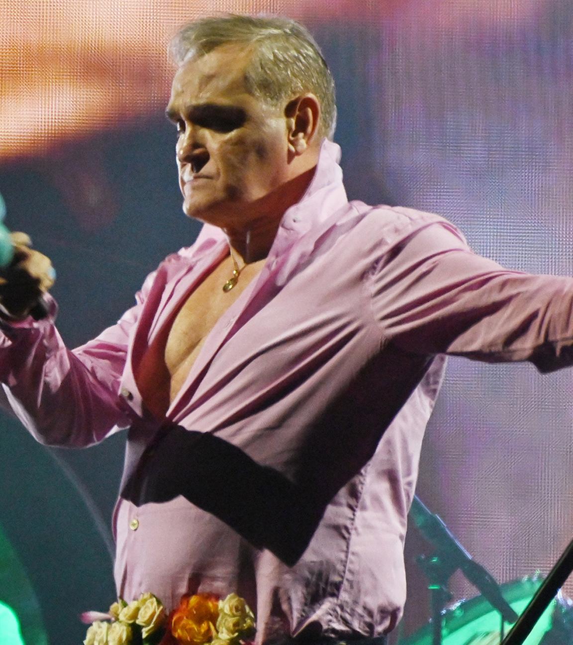 Musiker Morrissey steht auf einer Bühne und performt einen Song